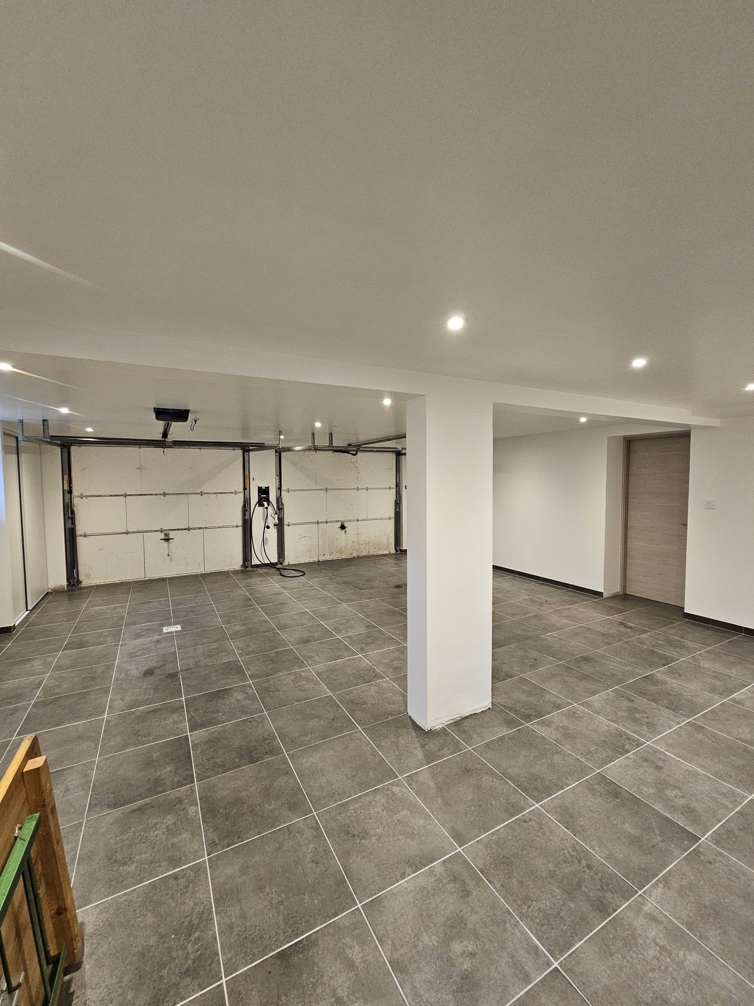 Sous-sol au plafond lisse avec spots encastrés